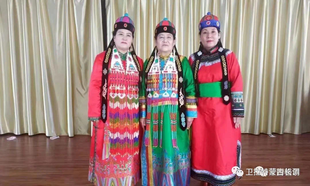 伊犁地区女性服饰