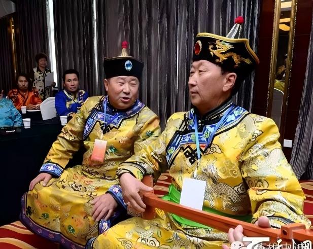 巴州地区男性服饰